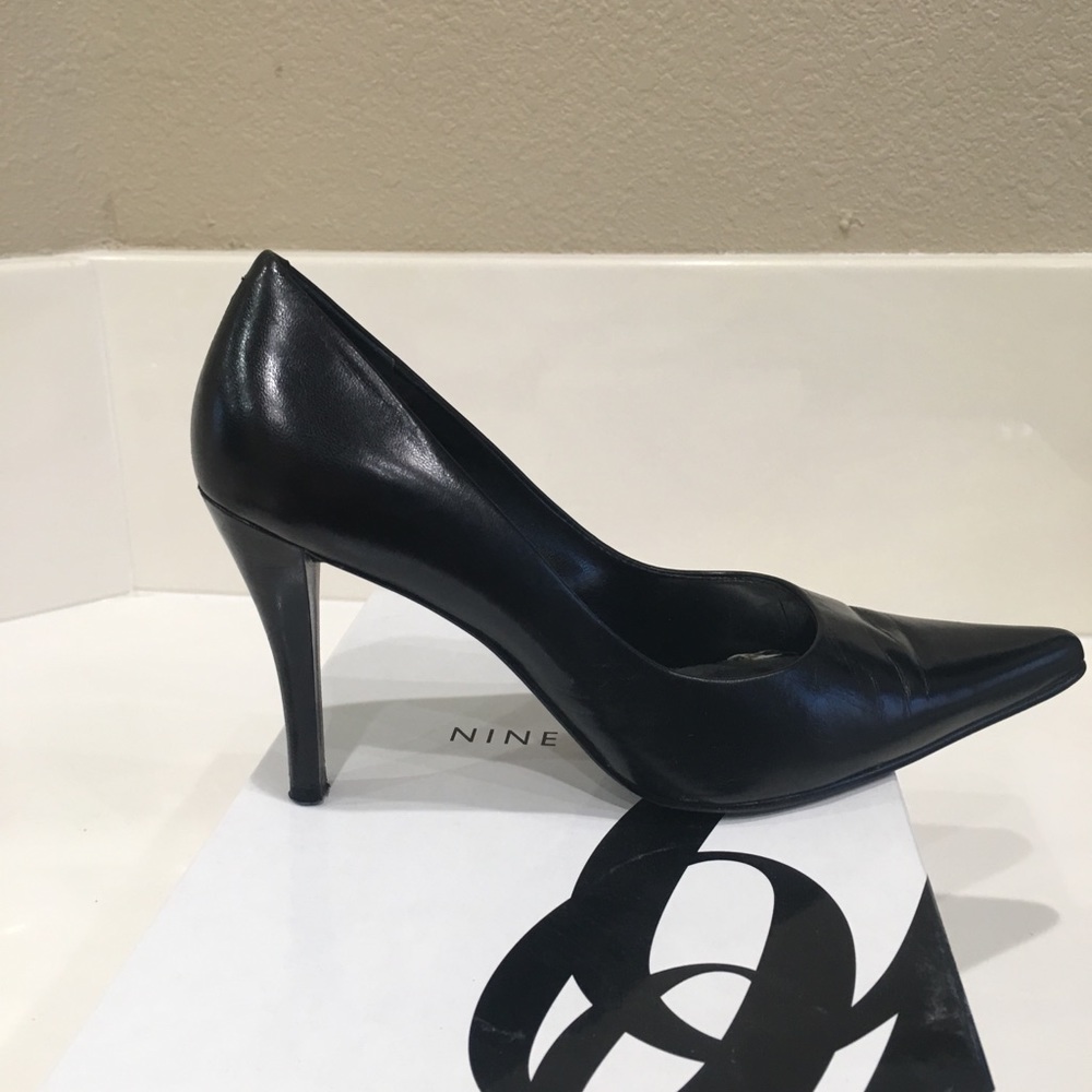 Gently used Classic Black Pump size 7.5. 3 in heel